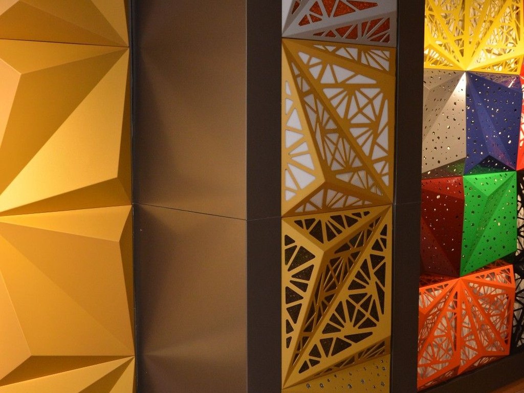 Mur de panneaux décoratifs 3D ajourés découpés au CNC, jaune, orange et blanc